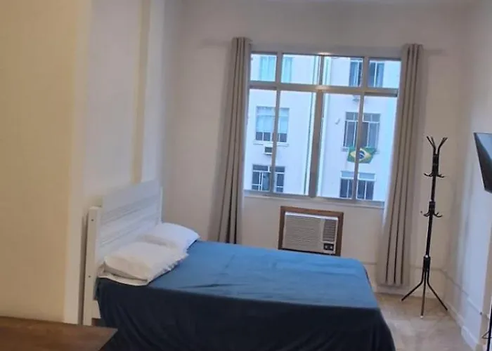 Seja Bem vindo ao seu refugio urbano na quadra da praia projetado para quem não abre mão de conforto e nosso studio une uma localização imbatível perfeito para casais em férias família e amigos que precisam de um ambiente funcional e inspirador Rio d